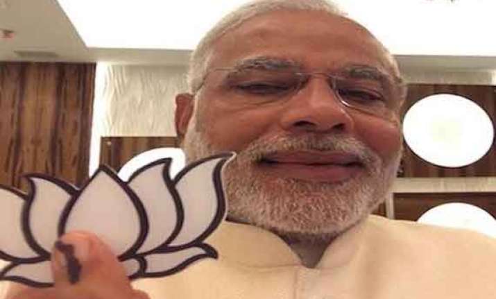 modi votes clicks selfie attacks congress