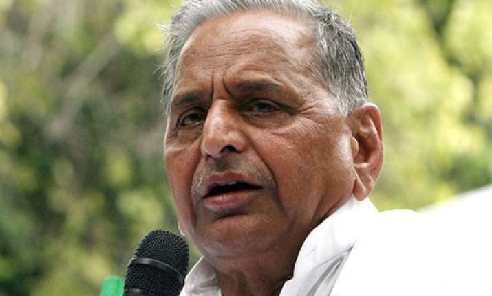mulayam attacks congress over foreign policy
