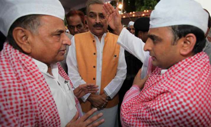 mulayam attends iftar in bangalore