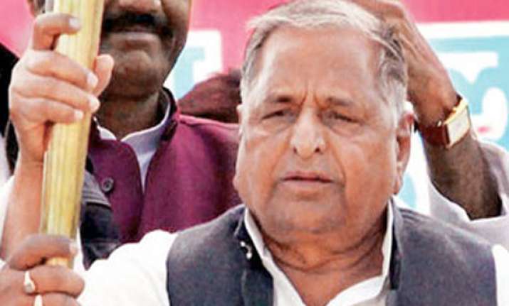mulayam keeps options open for pm s race