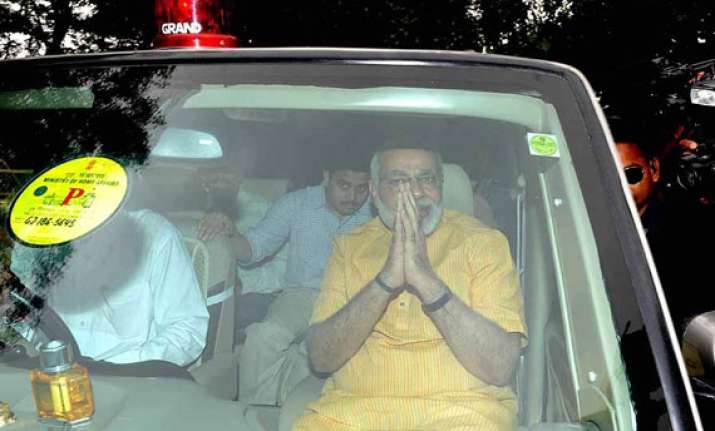 narendra modi meets advani vajpayee in delhi