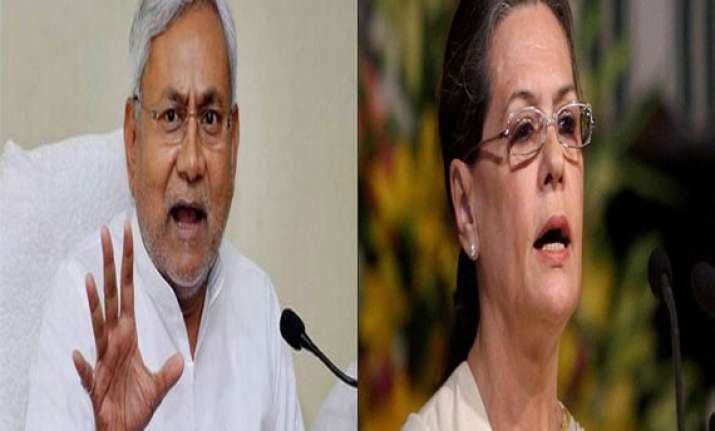 nitish lashes out at sonia for playing communal card