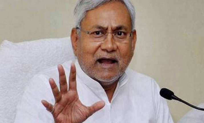 nitish slams bjp for hobnobbing with mns in maharashtra