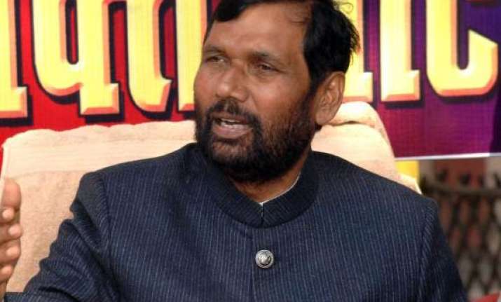 paswan says he is not in the race