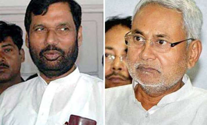 paswan describes nitish attack on modi as a political stunt