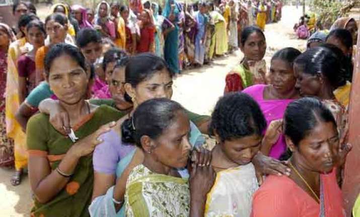 polling underway in seemandhra amid sporadic clashes