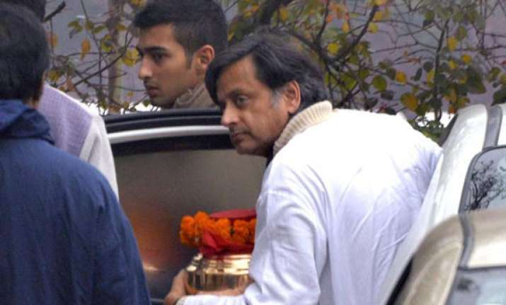 shashi tharoor remembers sunanda in tweet