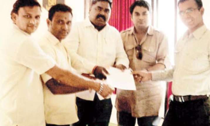shiv sainiks threaten wardha man over offensive facebook