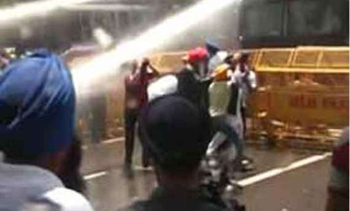 sikhs protest outside congress office over amarinder remark