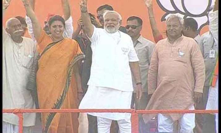 smriti is my younger sister modi to priyanka