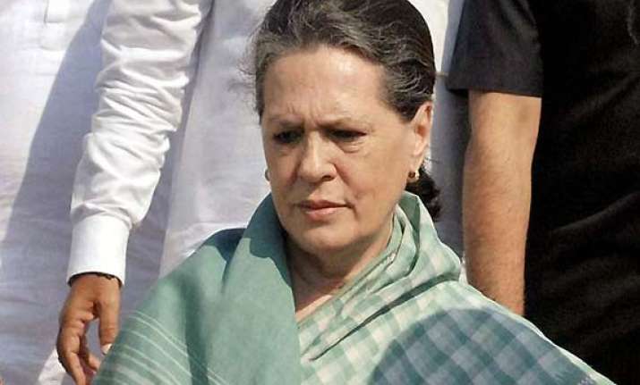 sonia gandhi launches delhi govt s cash transfer scheme for