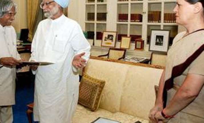 sonia not taking pm post no supreme sacrifice says bjp