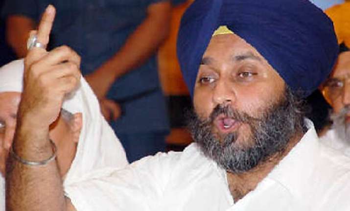 sukhbir badal hits out at amrinder
