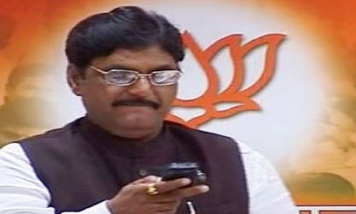 sulking munde meets udhav thackeray