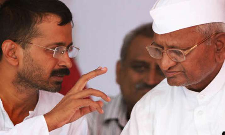 team anna blames team arvind for disabling mailing list