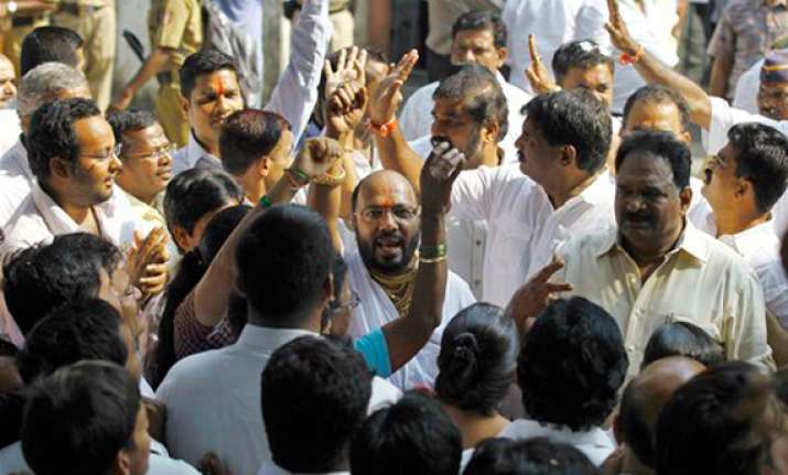 visitors throng matoshree to see ailing thackeray
