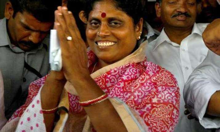 ysr s widow begins indefinite fast over telangana