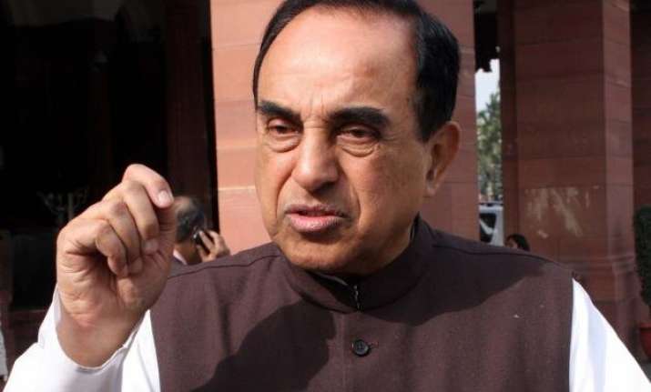 congress attacks subramanian swamy s convoy with eggs ink