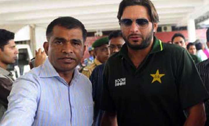 shahid afridi slaps punches fans at karachi airport