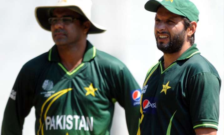 afridi waqar bury hatchet after a chat