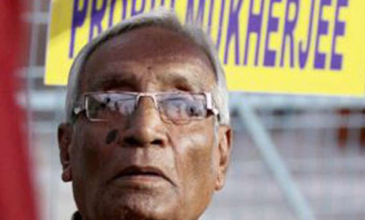 after attacking dhoni eden curator agrees to continue