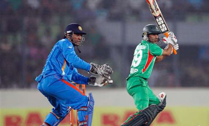 dhoni backs bowlers despite crushing defeat
