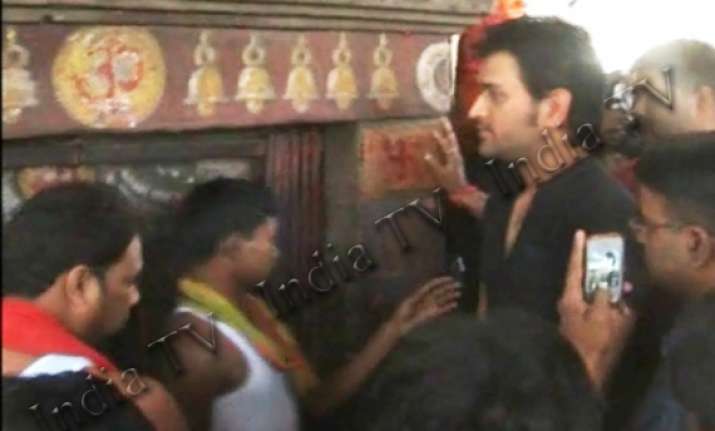 dhoni offers prayers to goddess on navratri
