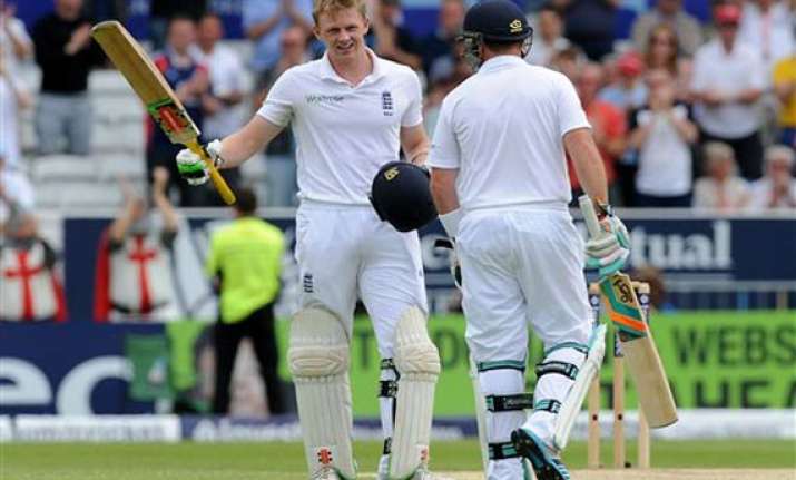england leads sri lanka by 63 runs in 2nd test