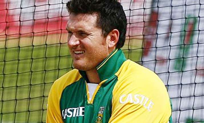 graeme smith under fire for staying back in india to avoid