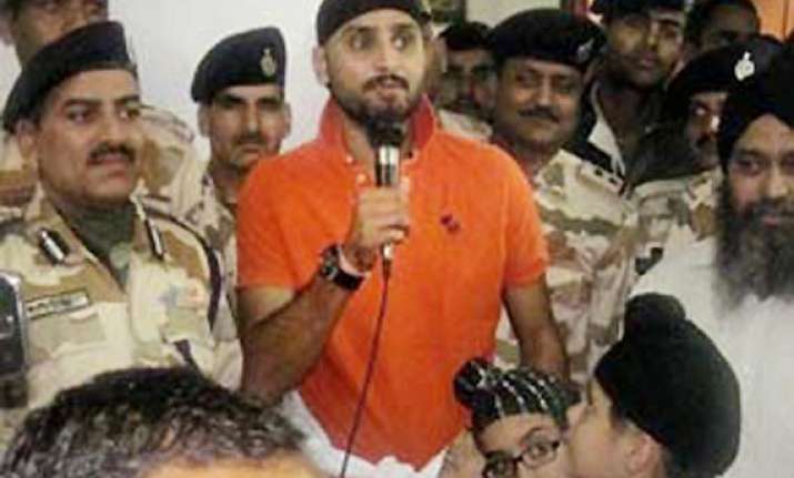 harbhajan singh turns counsellor for stranded pilgrims