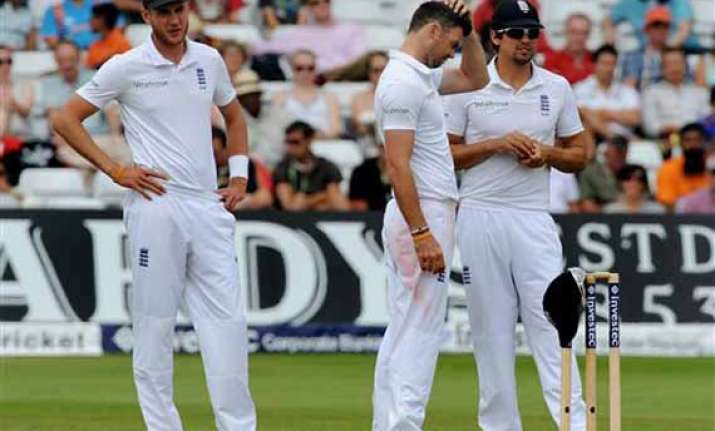 hussain questions english bowling on green pitch