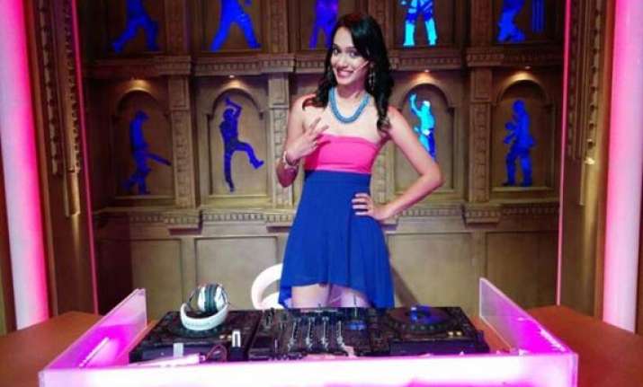 ipl 7 meet paroma chatterjee the hot dj of extraaa innings