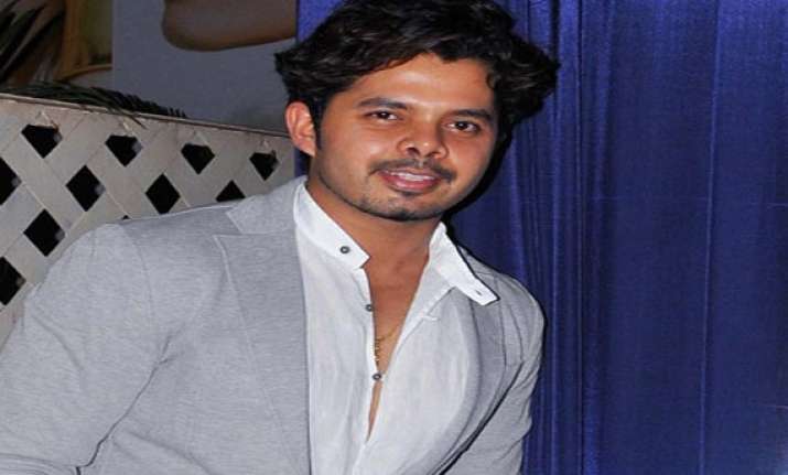 ipl6 sreesanth gifted another smartphone to a girl