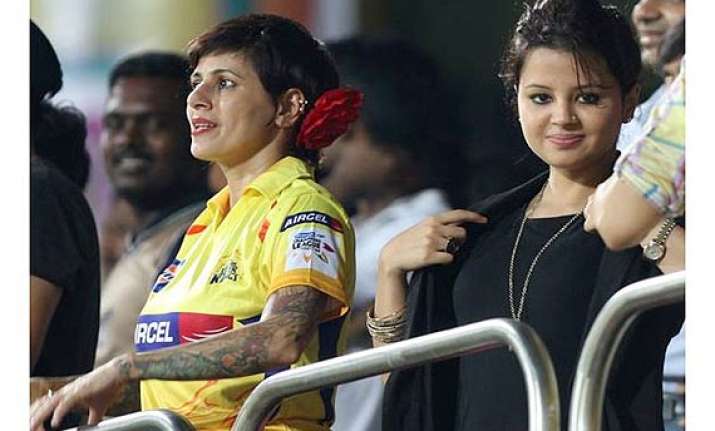 ipl 7 when sakshi dhoni got caught between crowd