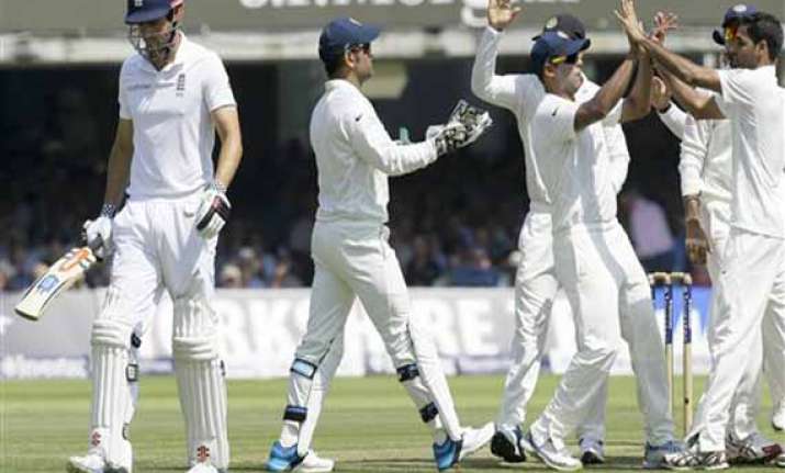 india tighten grip on 2nd test by reducing england 51/2 at