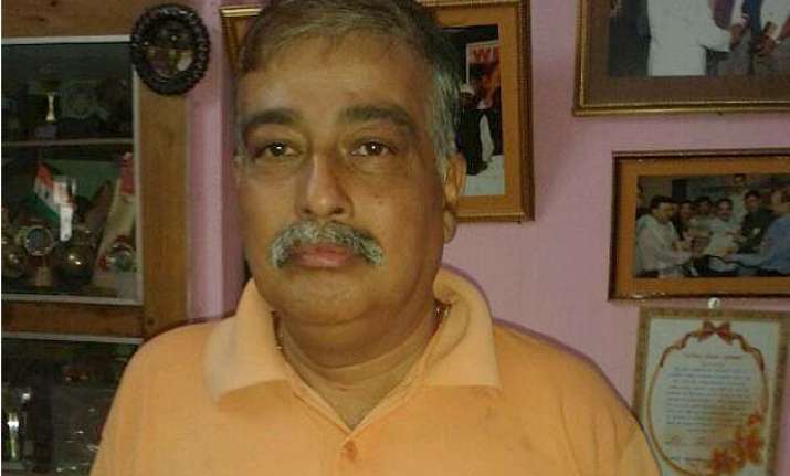 dhoni s ex coach chanchal bhattacharya gets rs one lakh for