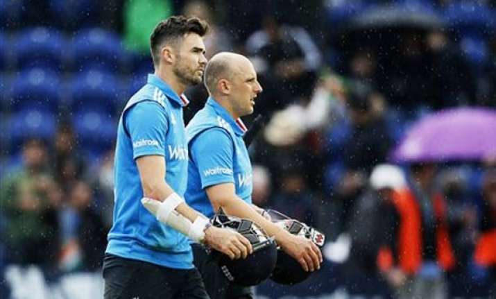 james anderson booed by indian fans during third odi at