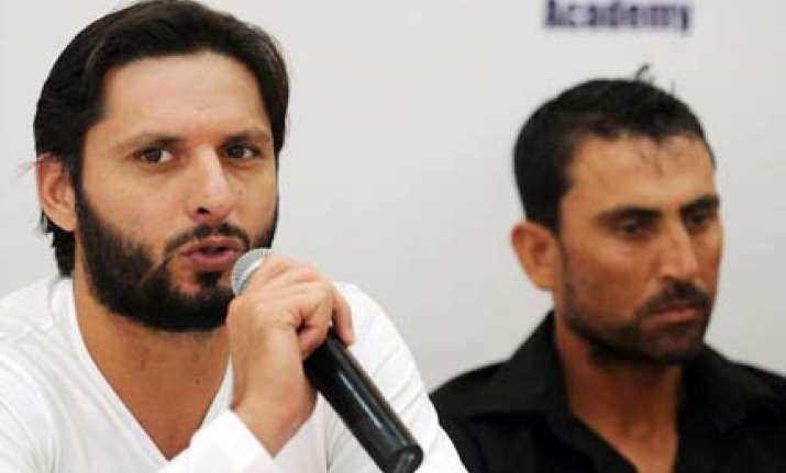 despite ban fine afridi younis get pak award