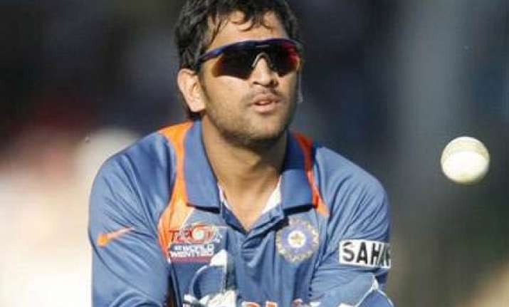 dhoni loses no 1 odi ranking to hussey