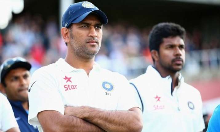 emotional fans flood twitter over dhoni s test retirement