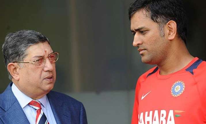 dhoni criticised for meeting srinivasan in chennai