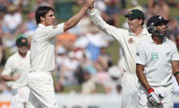 aussies 2 runs ahead of kiwis in hamilton test