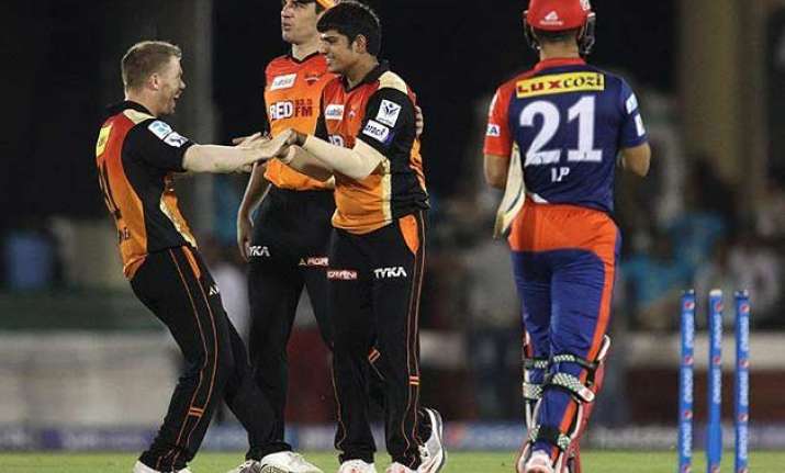 ipl 8 srh beat dd by 6 runs stay in hunt for play offs