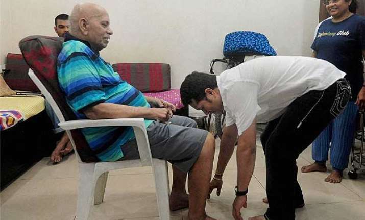 guru purnima sachin tendulkar seeks blessings from ramakant
