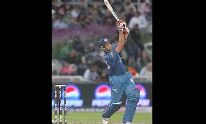 brilliant symonds steer deccan to 10 run win over delhi