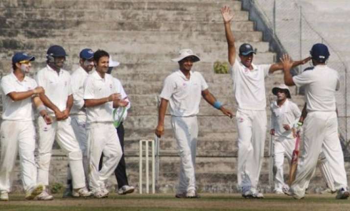 tendulkar meets j k team members at wankhede