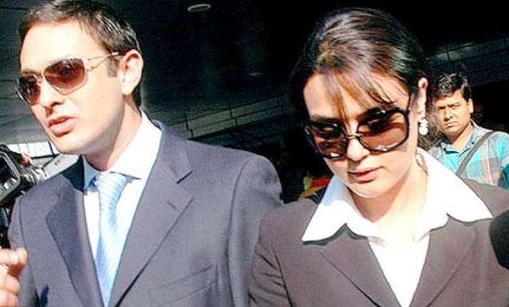 preity zinta ness wadia summoned to court on april 2