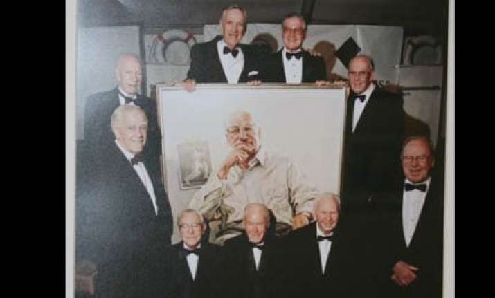 invincible aussie batsman hamence dies at 94