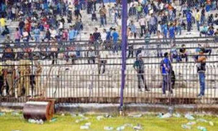 ind vs sa 2nd t 20i irate fans hurl water bottles at