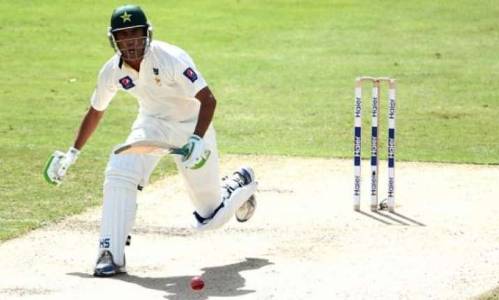 younis khan guides pakistan to 405 3 at lunch 2nd test